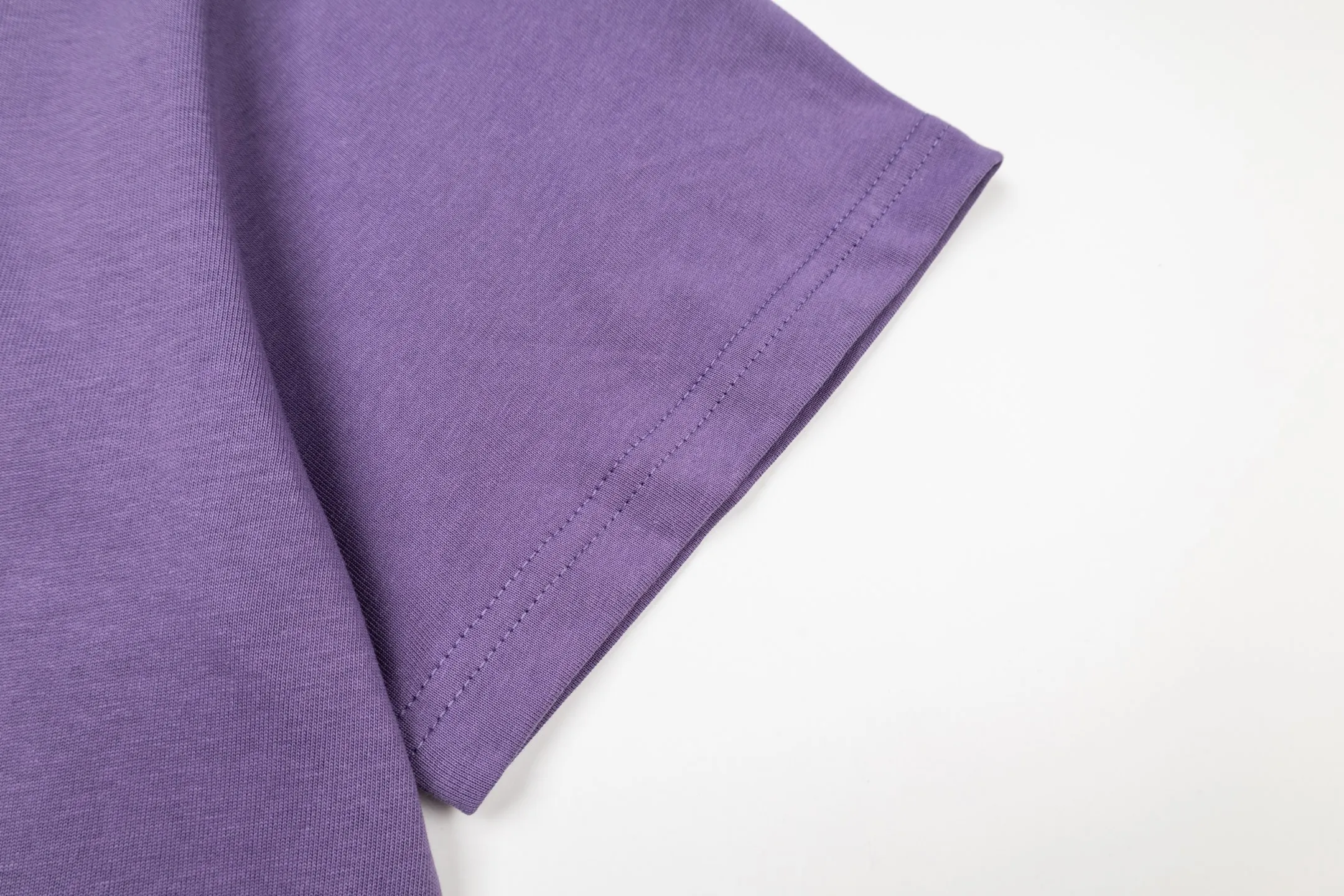 Adidas Clover MOTOSeries short sleeves, low saturation taro purple color, same style loose fit for men and women, pure cotton material is light and breathable, super comfortable for daily wear! The all-over printing with racing elements, clover logo + letter pattern, retro and street feel, looks great when worn as a layer or alone✨. The small high collar design, paired with overalls and Skate Shoes, can easily achieve American street style, and it is also great for couples! Fashionable and comfortable at the same time, don’t miss it if you like racing style. Style number: A 194# Color: Black Purple Size: S M L XL XXL